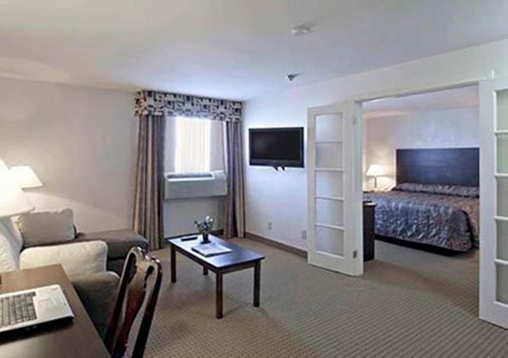 Holiday Inn Express & Suites Toronto Airport West By Ihg Місісаґа Номер фото
