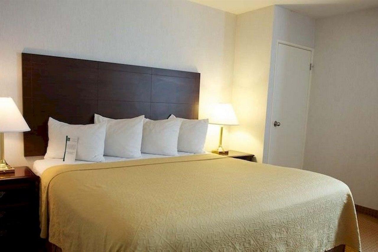 Holiday Inn Express & Suites Toronto Airport West By Ihg Місісаґа Екстер'єр фото