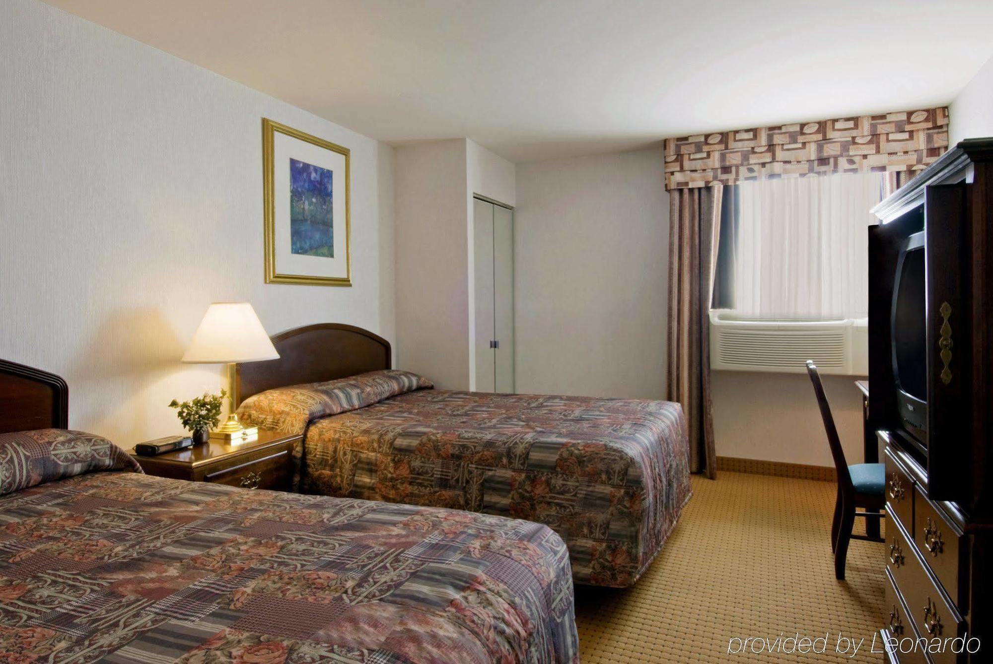 Holiday Inn Express & Suites Toronto Airport West, An Ihg Hotel Місісаґа Екстер'єр фото