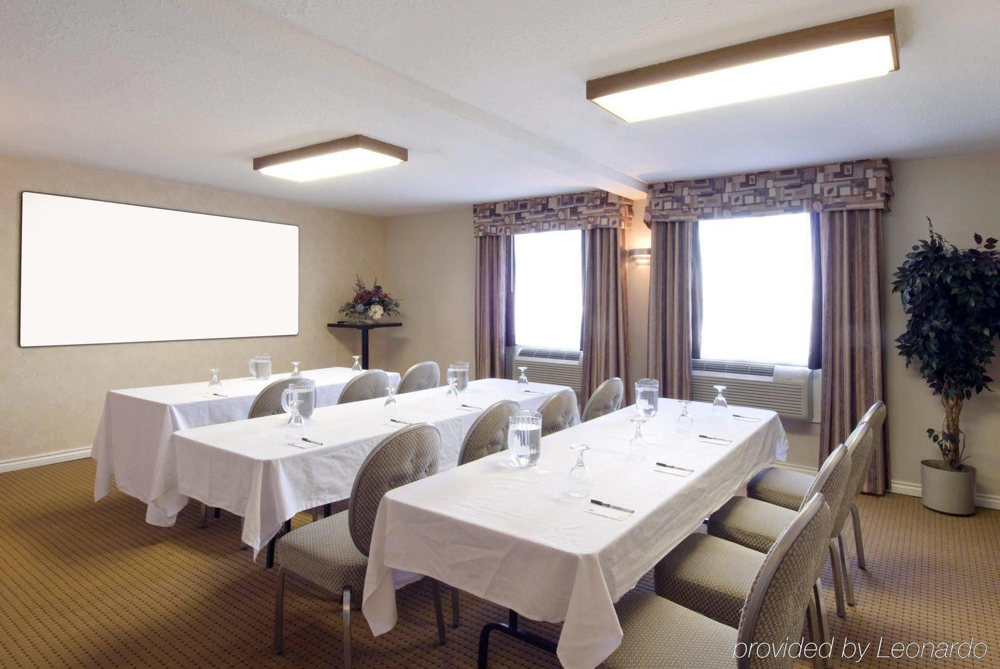 Holiday Inn Express & Suites Toronto Airport West By Ihg Місісаґа Екстер'єр фото
