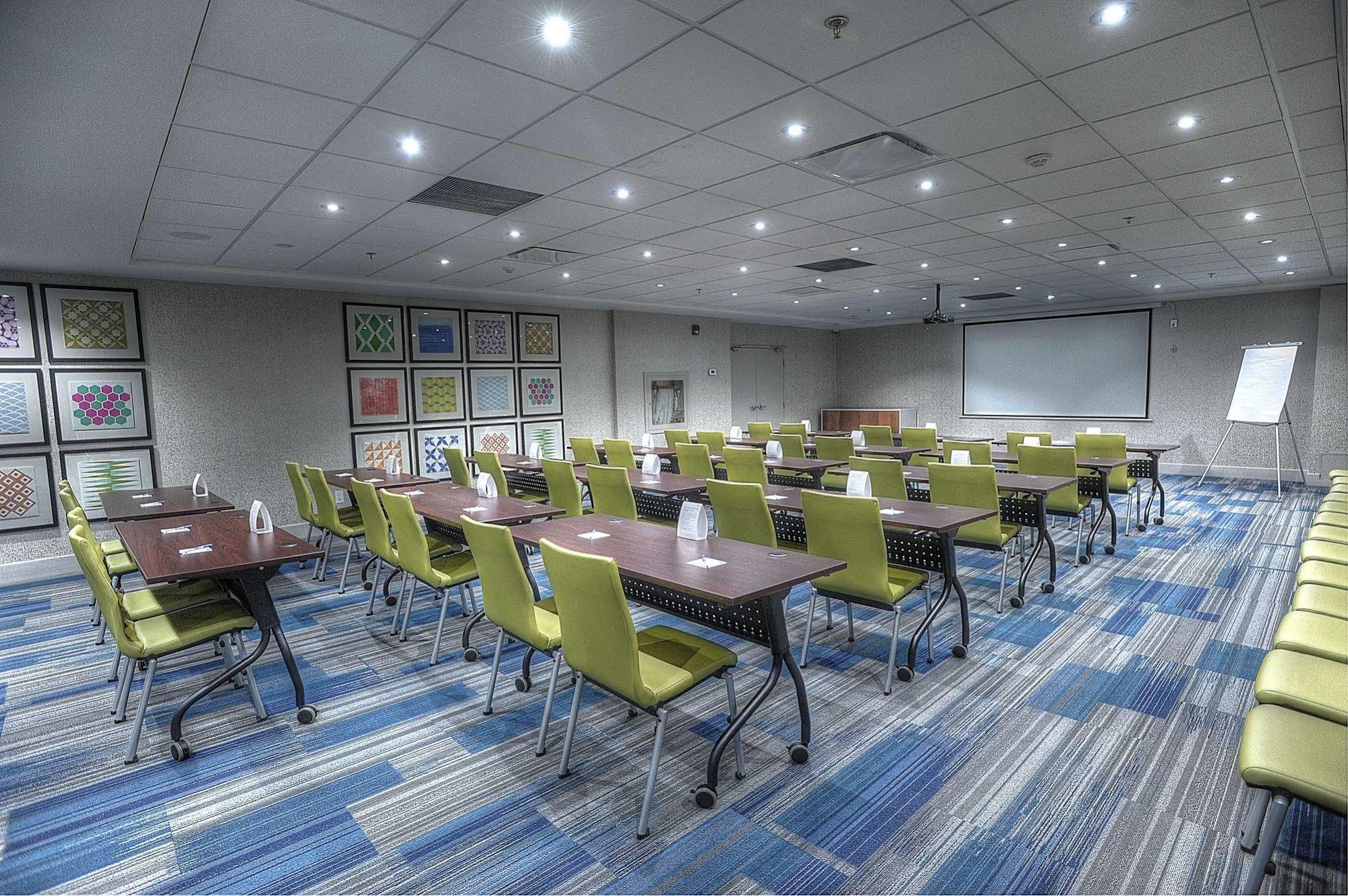 Holiday Inn Express & Suites Toronto Airport West By Ihg Місісаґа Екстер'єр фото