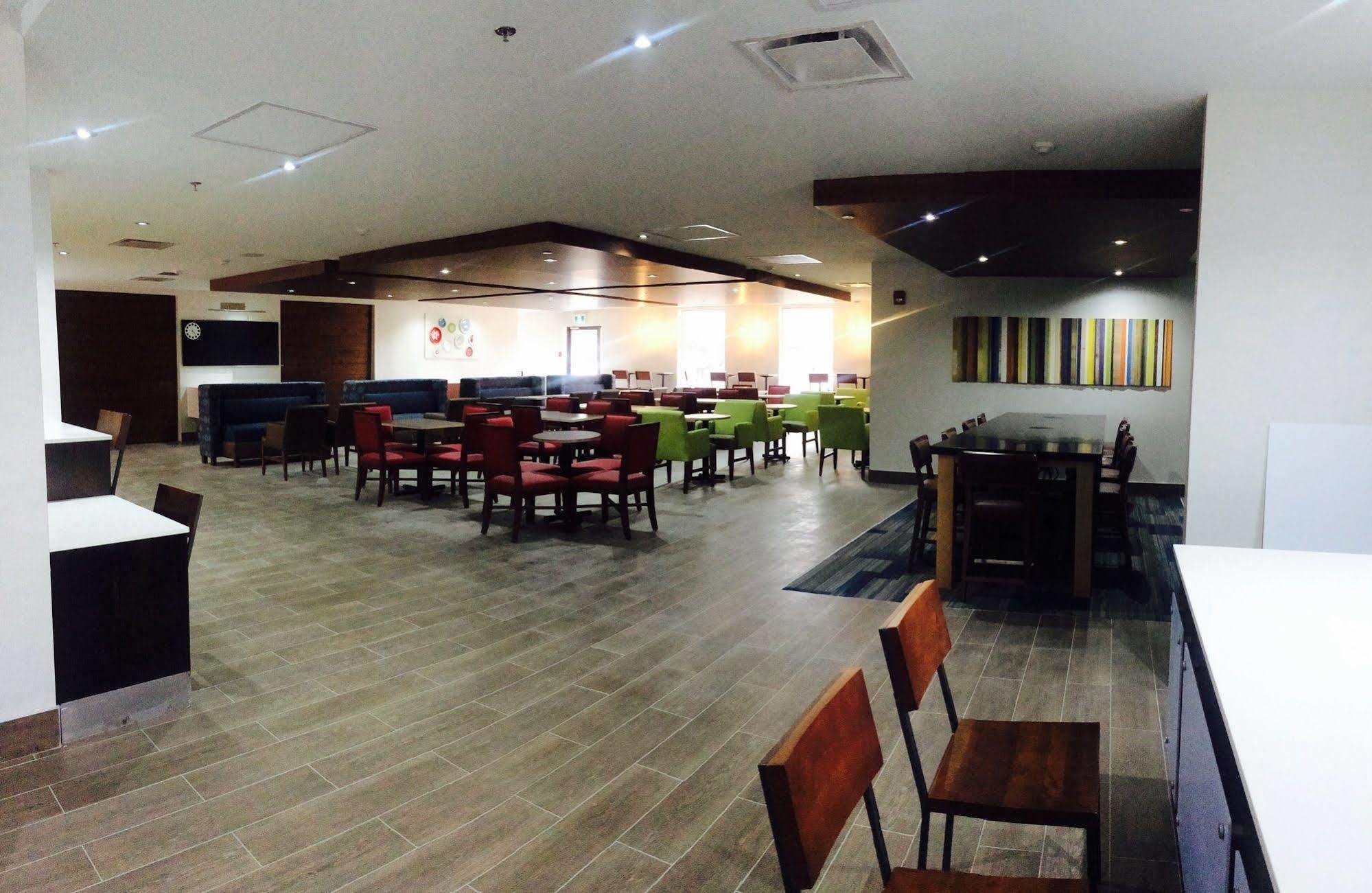 Holiday Inn Express & Suites Toronto Airport West By Ihg Місісаґа Екстер'єр фото